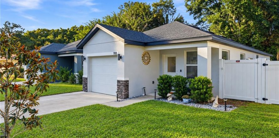 House in Eustis, Florida 3 bedrooms, 110.37 sq.m. № 2424340