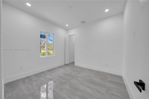 House in Lehigh Acres, Florida 4 bedrooms, 161.19 sq.m. № 1987690 - photo 21