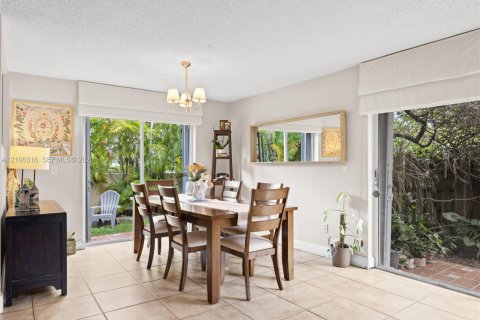 Villa ou maison à vendre à Doral, Floride: 4 chambres, 172.89 m2 № 2418177 - photo 12