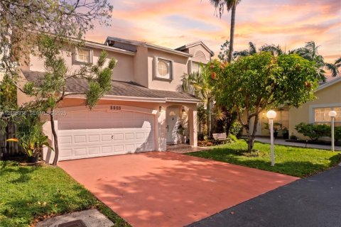 House in Doral, Florida 4 bedrooms, 172.89 sq.m. № 2418177