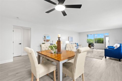Condo in Dunedin, Florida, 2 bedrooms  № 2222793 - photo 15
