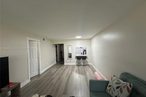 Condo in Plantation, Florida, 2 bedrooms  № 2005076 - photo 18