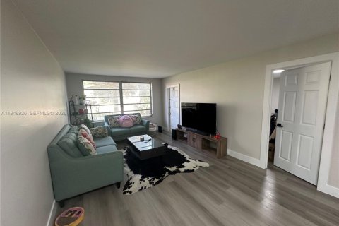 Condo in Plantation, Florida, 2 bedrooms  № 2005076 - photo 23