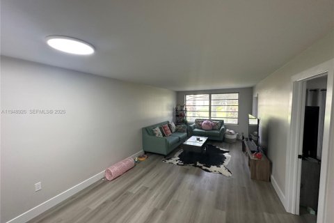 Condo in Plantation, Florida, 2 bedrooms  № 2005076 - photo 12