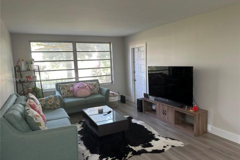 Condo in Plantation, Florida, 2 bedrooms  № 2005076 - photo 24