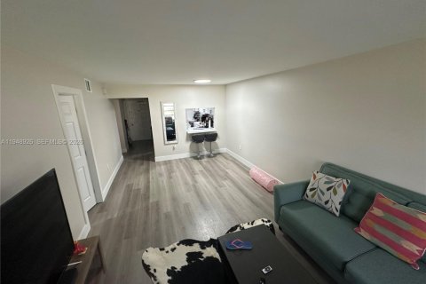 Condo in Plantation, Florida, 2 bedrooms  № 2005076 - photo 22