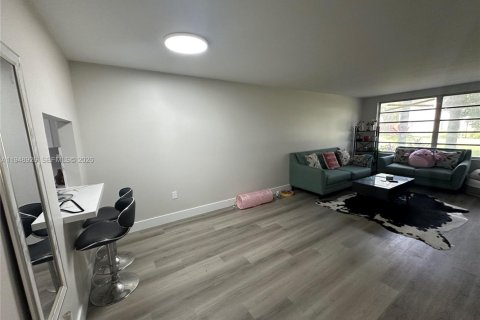 Condo in Plantation, Florida, 2 bedrooms  № 2005076 - photo 15