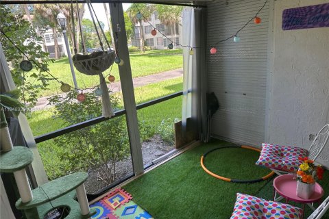 Condo in Plantation, Florida, 2 bedrooms  № 2005076 - photo 17