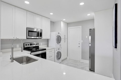 Condo in Lauderdale-by-the-Sea, Florida, 2 bedrooms  № 2028790 - photo 4