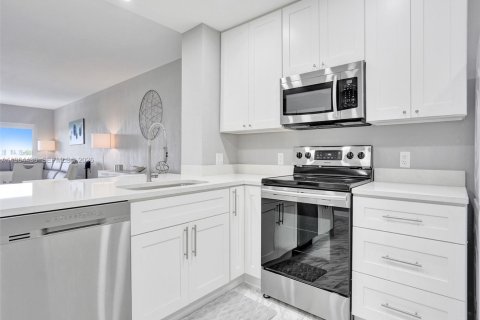 Condo in Lauderdale-by-the-Sea, Florida, 2 bedrooms  № 2028790 - photo 7