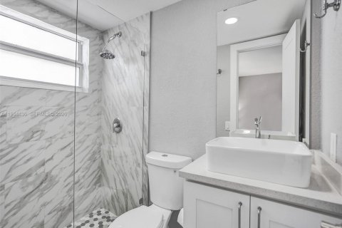 Condo in Lauderdale-by-the-Sea, Florida, 2 bedrooms  № 2028790 - photo 12