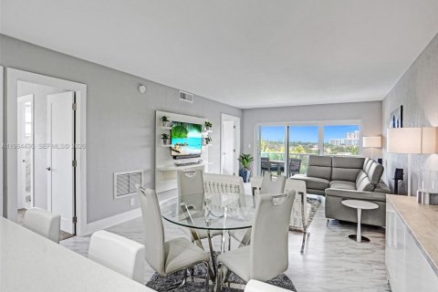 Condo in Lauderdale-by-the-Sea, Florida, 2 bedrooms  № 2028790 - photo 21