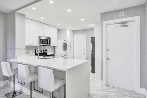 Condo in Lauderdale-by-the-Sea, Florida, 2 bedrooms  № 2028790 - photo 5