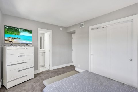 Condo in Lauderdale-by-the-Sea, Florida, 2 bedrooms  № 2028790 - photo 10