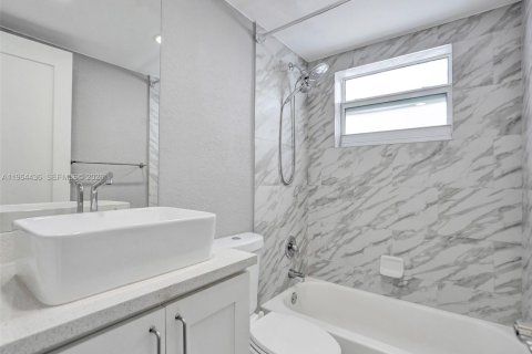 Condo in Lauderdale-by-the-Sea, Florida, 2 bedrooms  № 2028790 - photo 18