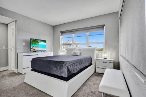 Condo in Lauderdale-by-the-Sea, Florida, 2 bedrooms  № 2028790 - photo 15