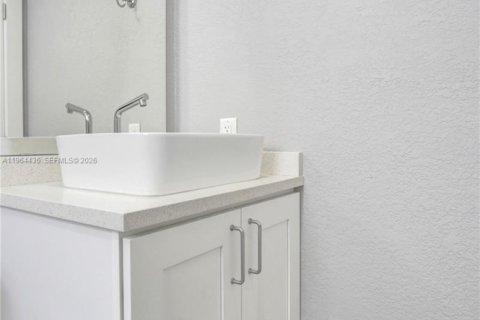 Condo in Lauderdale-by-the-Sea, Florida, 2 bedrooms  № 2028790 - photo 14