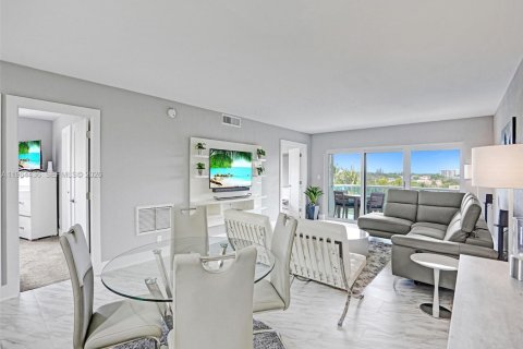 Condo in Lauderdale-by-the-Sea, Florida, 2 bedrooms  № 2028790 - photo 22