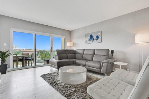 Condo in Lauderdale-by-the-Sea, Florida, 2 bedrooms  № 2028790 - photo 24