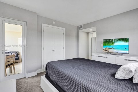 Condo in Lauderdale-by-the-Sea, Florida, 2 bedrooms  № 2028790 - photo 16