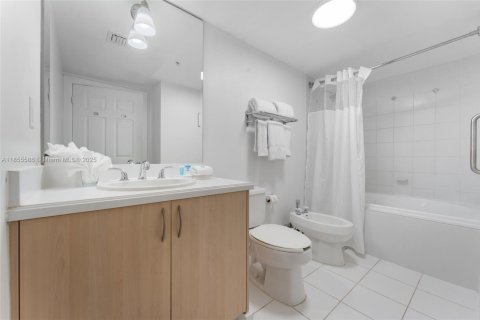 Купить кондоминиум в Майами, Флорида 1 спальня, 65.96м2, № 1960667 - фото 10