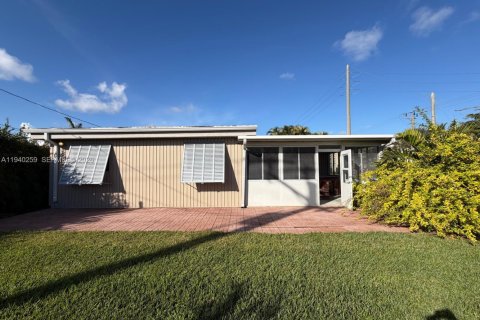 Villa ou maison à louer à Dania Beach, Floride: 3 chambres, 147.99 m2 № 1999587 - photo 3