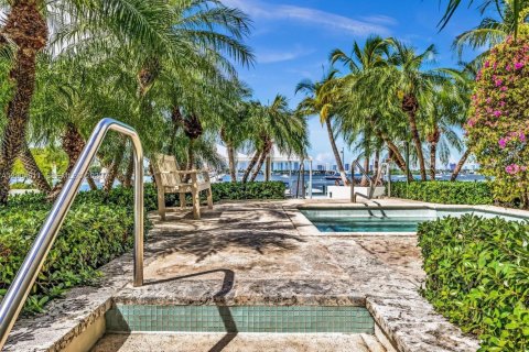 Condo in Miami Beach, Florida, 1 bedroom  № 2068633 - photo 17