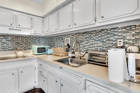 Condo in Miami Beach, Florida, 1 bedroom  № 2068633 - photo 13