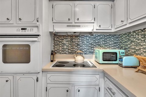 Condo in Miami Beach, Florida, 1 bedroom  № 2068633 - photo 14