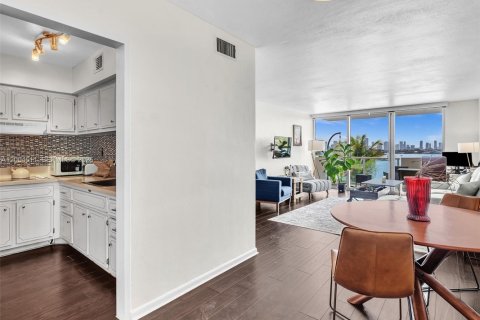 Condo in Miami Beach, Florida, 1 bedroom  № 2068633 - photo 3