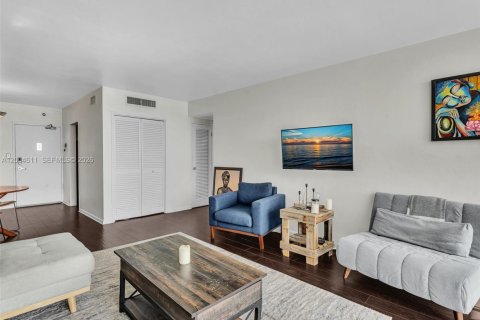 Condo in Miami Beach, Florida, 1 bedroom  № 2068633 - photo 8