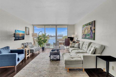 Condo in Miami Beach, Florida, 1 bedroom  № 2068633 - photo 2
