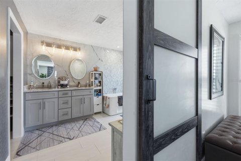 House in Saint Petersburg, Florida 4 bedrooms, 229.65 sq.m. № 2129697 - photo 25