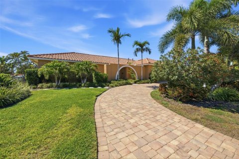 House in Saint Petersburg, Florida 4 bedrooms, 229.65 sq.m. № 2129697 - photo 3