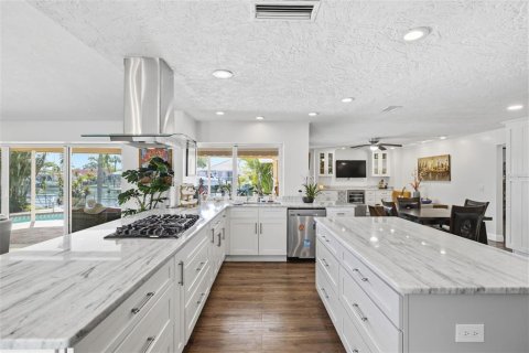 House in Saint Petersburg, Florida 4 bedrooms, 229.65 sq.m. № 2129697 - photo 13