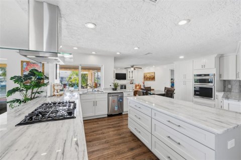 House in Saint Petersburg, Florida 4 bedrooms, 229.65 sq.m. № 2129697 - photo 14