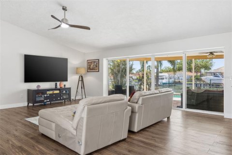 House in Saint Petersburg, Florida 4 bedrooms, 229.65 sq.m. № 2129697 - photo 7