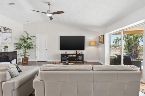 House in Saint Petersburg, Florida 4 bedrooms, 229.65 sq.m. № 2129697 - photo 8