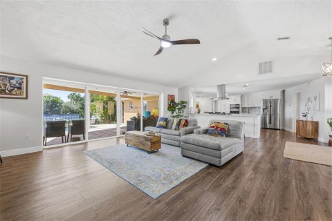 House in Saint Petersburg, Florida 4 bedrooms, 229.65 sq.m. № 2129697 - photo 10