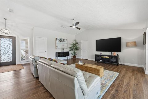 House in Saint Petersburg, Florida 4 bedrooms, 229.65 sq.m. № 2129697 - photo 9