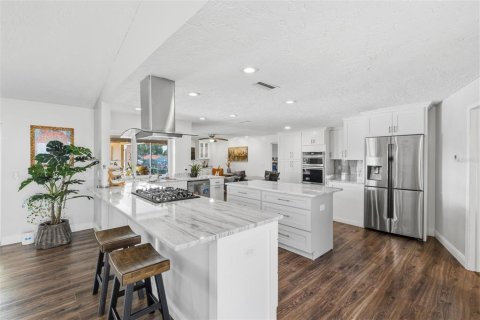 House in Saint Petersburg, Florida 4 bedrooms, 229.65 sq.m. № 2129697 - photo 12