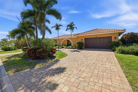 House in Saint Petersburg, Florida 4 bedrooms, 229.65 sq.m. № 2129697