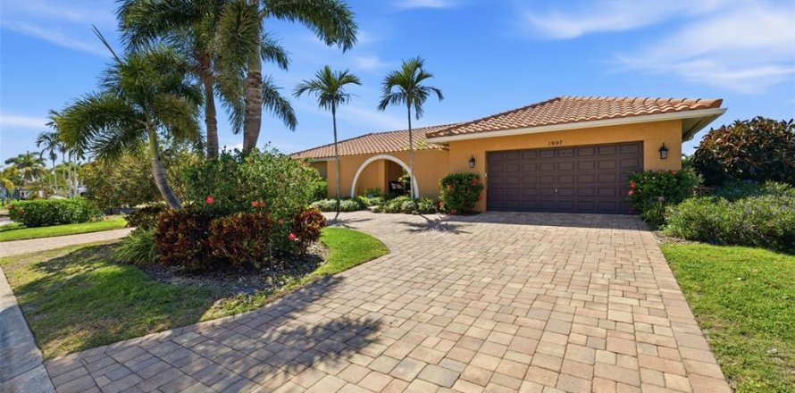 House in Saint Petersburg, Florida 4 bedrooms, 229.65 sq.m. № 2129697