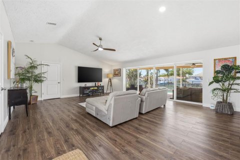 House in Saint Petersburg, Florida 4 bedrooms, 229.65 sq.m. № 2129697 - photo 6