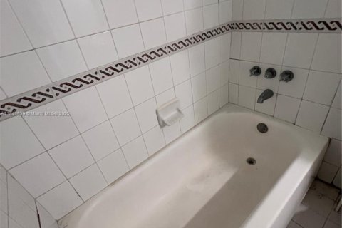 Condo in Miami Gardens, Florida  № 1836592 - photo 12
