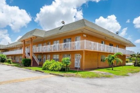 Condo in Miami Gardens, Florida  № 1836592 - photo 1