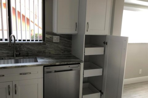 Снять в аренду кондоминиум в Делрей-Бич, Флорида 5 комнат, 83.61м2, № 2087201 - фото 3