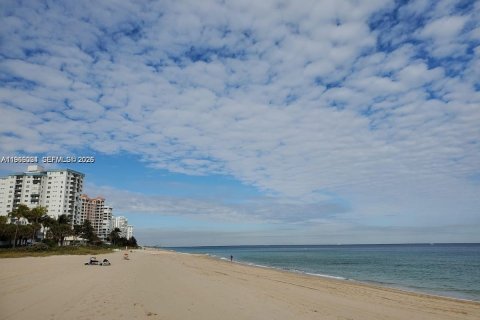 Condominio en venta en Lauderdale-by-the-Sea, Florida, 2 dormitorios, 92.9 m2 № 2031856 - foto 2
