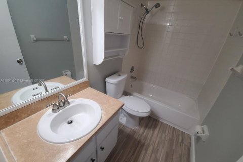 Copropriété à louer à Hialeah, Floride: 2 chambres, 69.4 m2 № 1948315 - photo 4