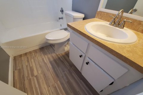 Copropriété à louer à Hialeah, Floride: 2 chambres, 69.4 m2 № 1948315 - photo 7